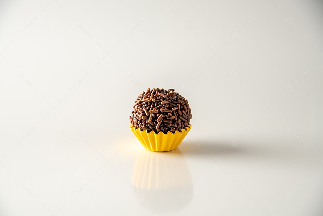 Brigadeiro (Brigadeiro) Doce tradicional brasileiro. Alinhado em uma placa de madeira