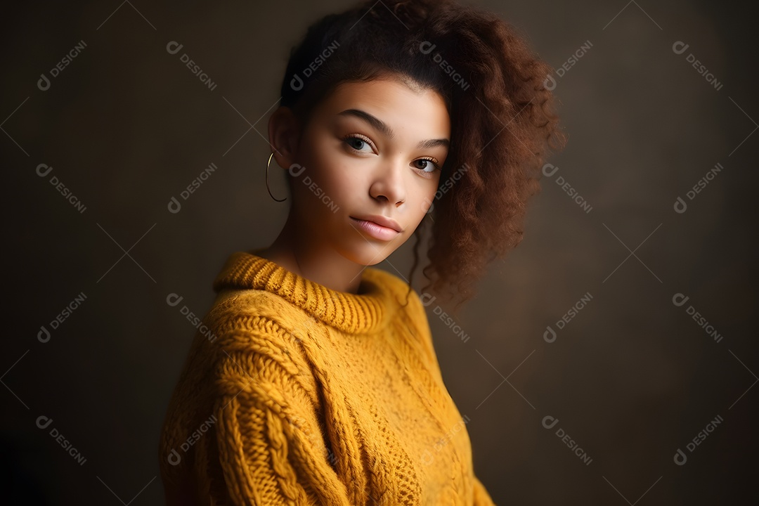 Linda mulher jovem sorridente sobre fundo isolado