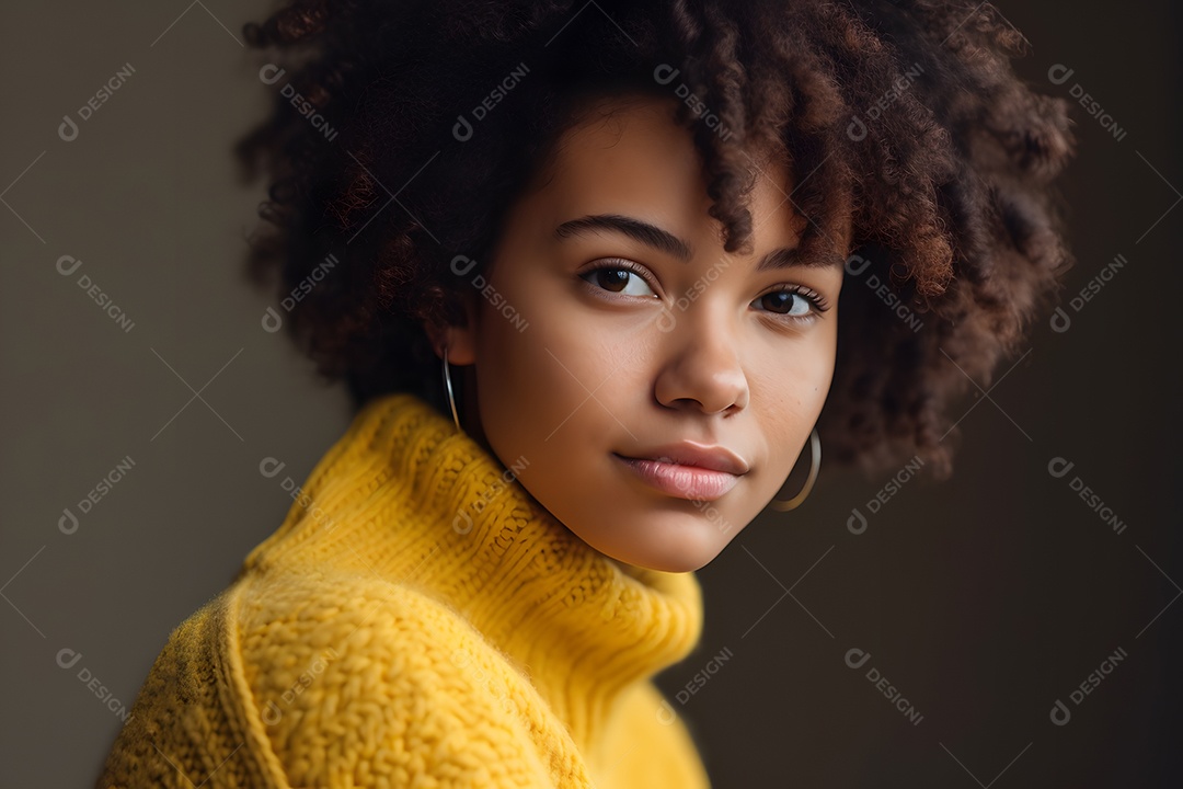 Linda mulher jovem sorridente sobre fundo isolado