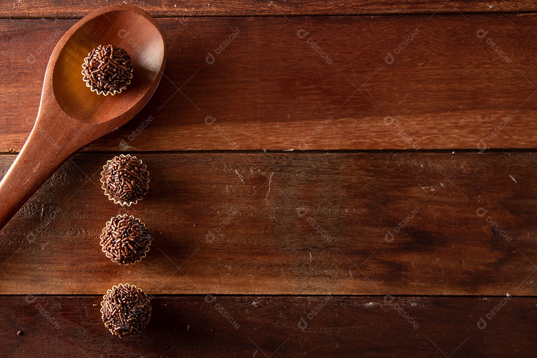 Brigadeiro (Brigadeiro) Doce tradicional brasileiro. Alinhado em uma placa de madeira
