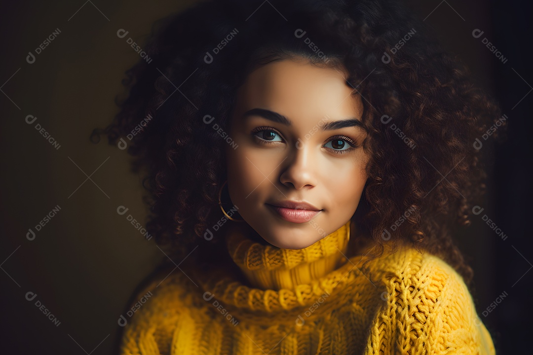 Linda mulher jovem sorridente sobre fundo isolado