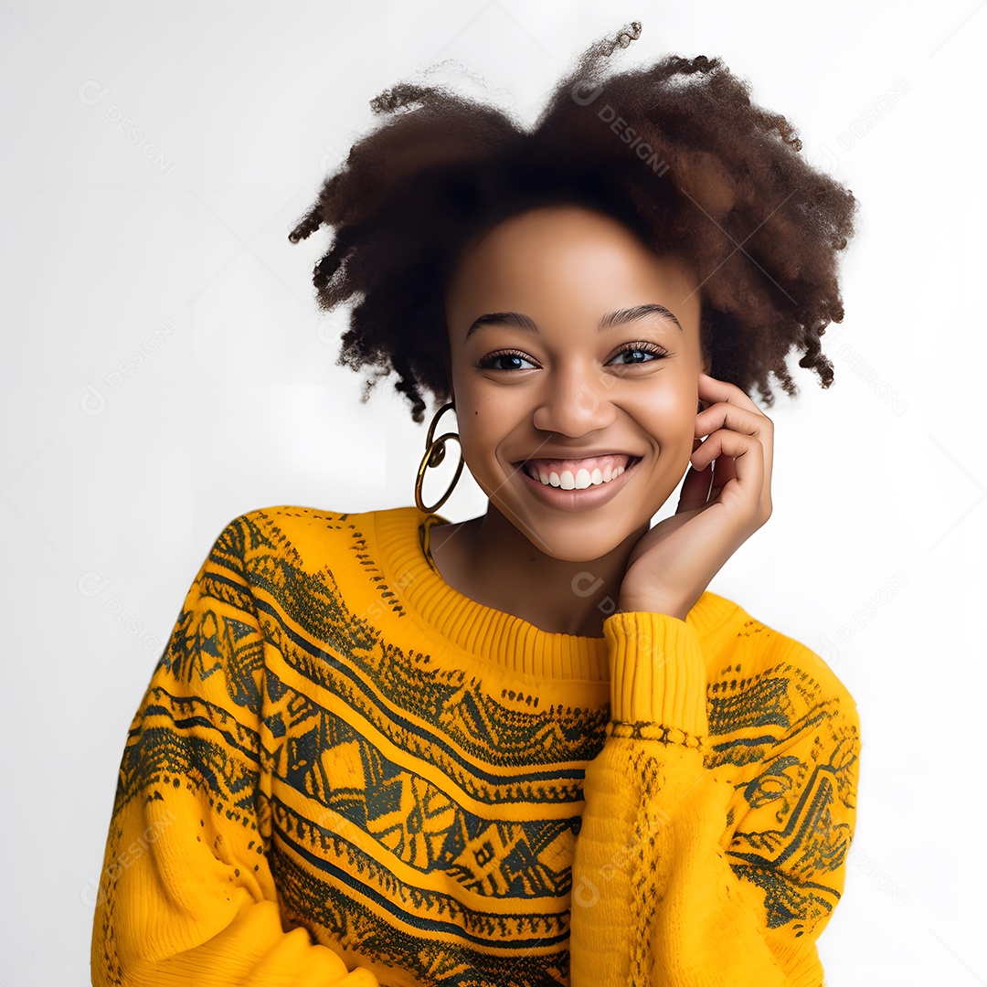 Linda mulher jovem sorridente sobre fundo isolado