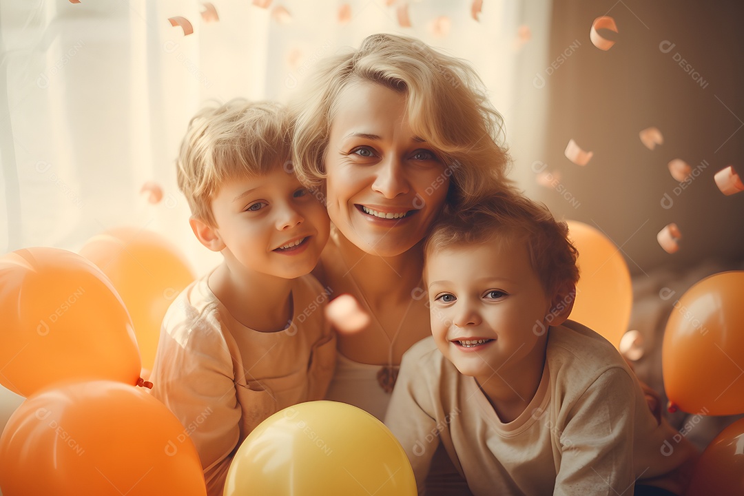 Linda mulher mãe ao lado de seus filhos sobre fundo isolado