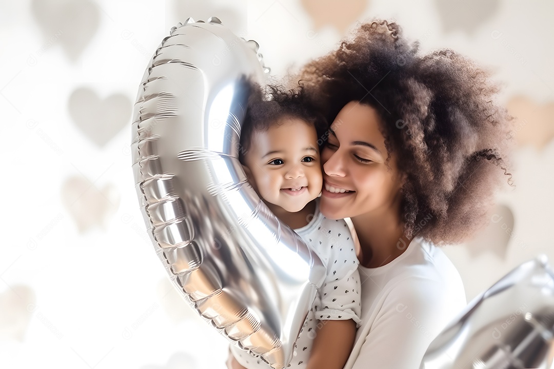 Linda mulher jovem ao lado de sua filha sobre fundo isolado