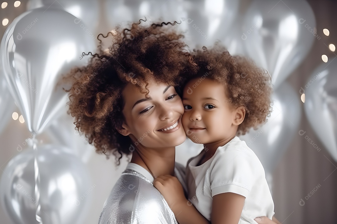 Linda mulher jovem ao lado de sua filha sobre fundo isolado