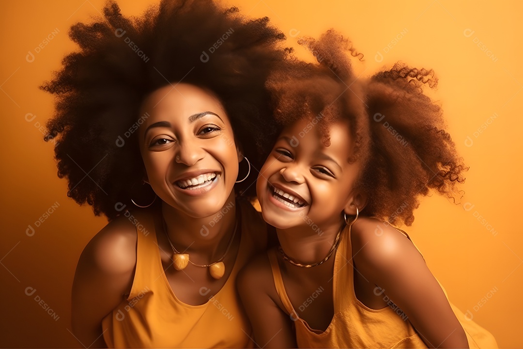 Linda mulher jovem ao lado de suas filha sobre fundo isolado