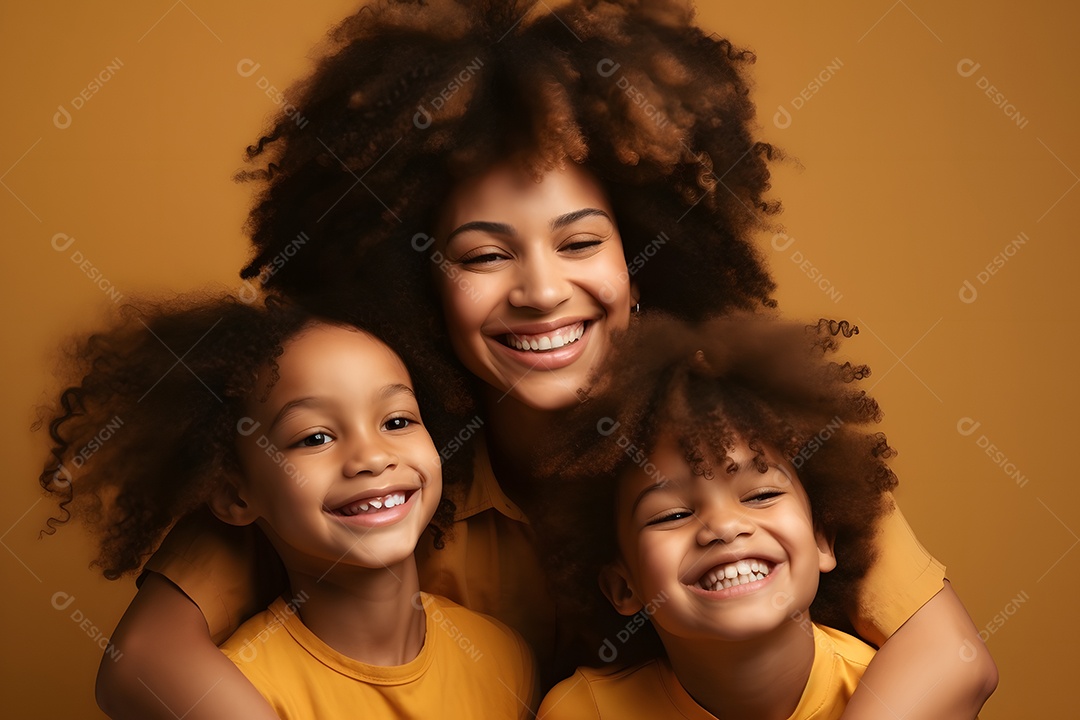 Linda mulher jovem ao lado de suas filhas sobre fundo isolado