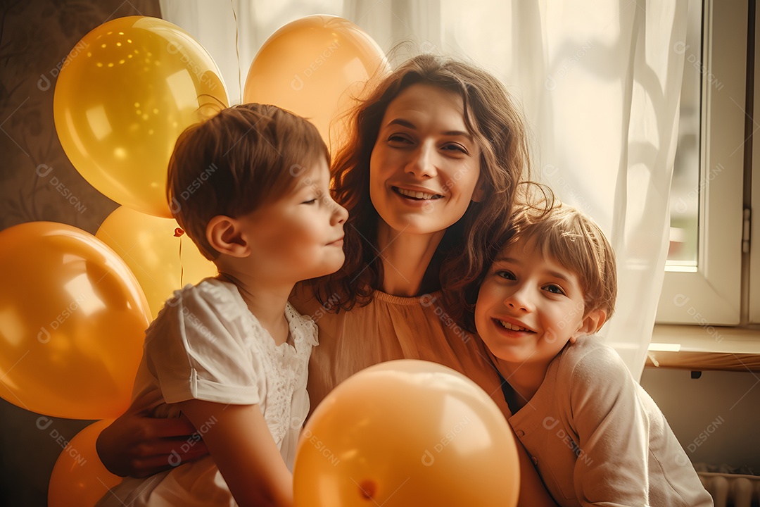 Linda mulher jovem ao lado de seus filhos sobre fundo isolado