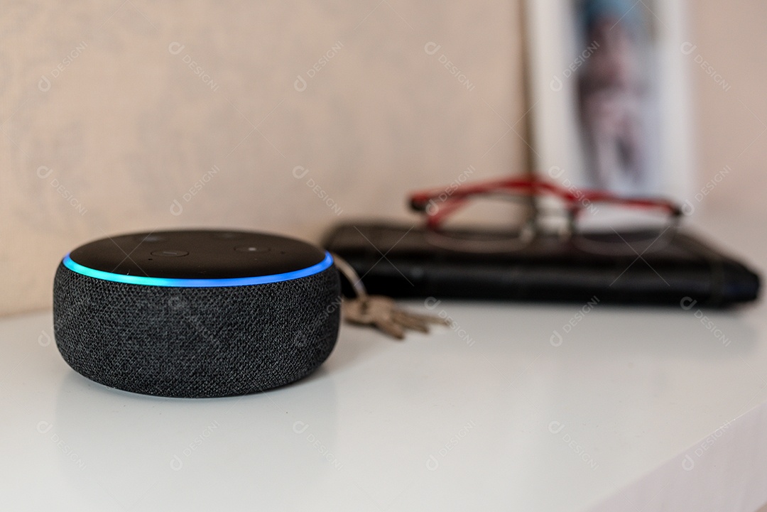 Alto-falante inteligente Amazon Echo Dot com assistente de voz Alexa integrado, home office