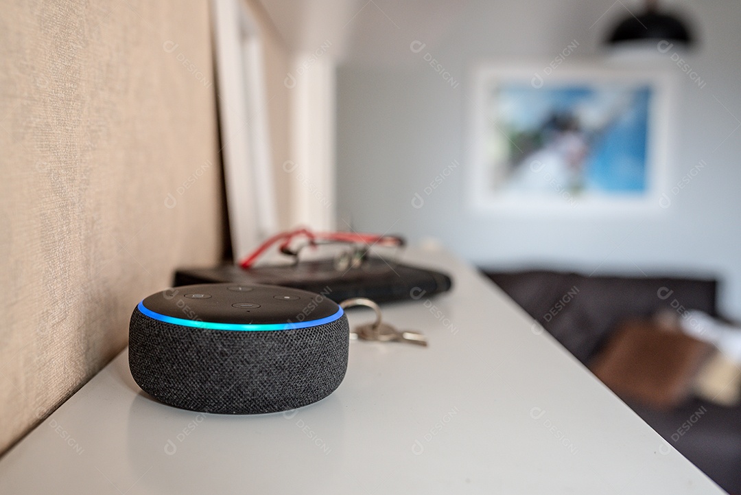 Alto-falante inteligente Amazon Echo Dot com assistente de voz Alexa integrado, home office