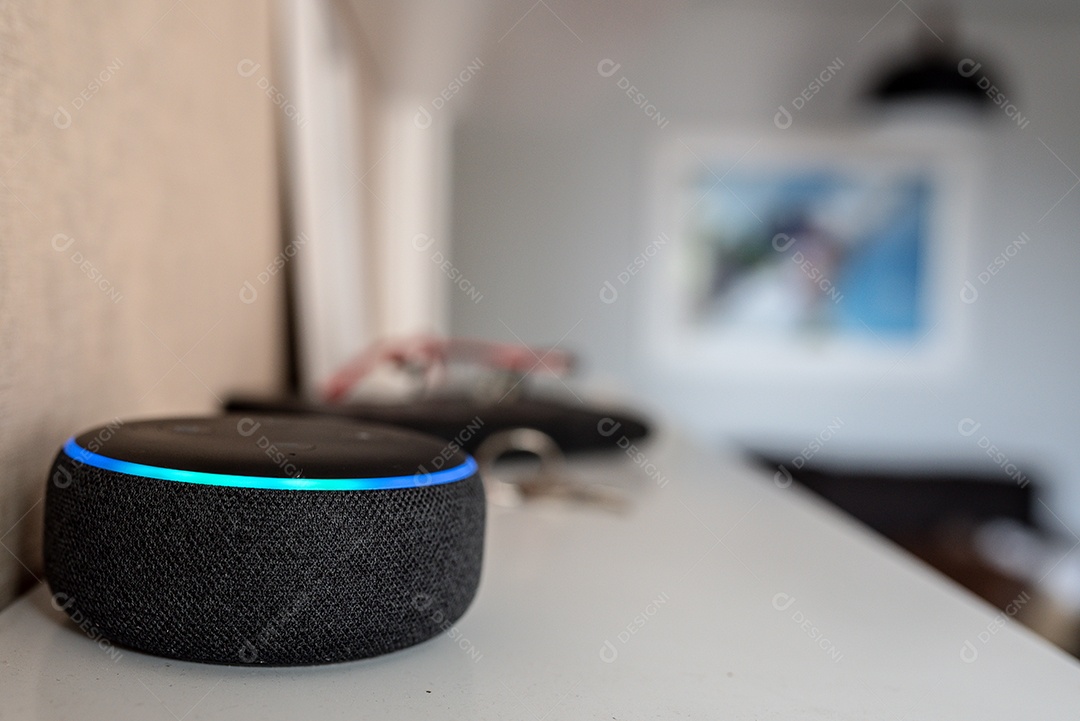 Alto-falante inteligente Amazon Echo Dot com assistente de voz Alexa integrado, home office
