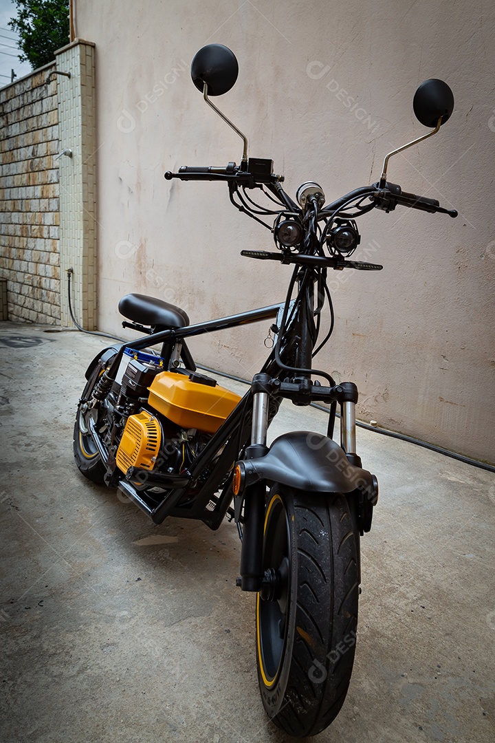 Scooter elétrico amarelo