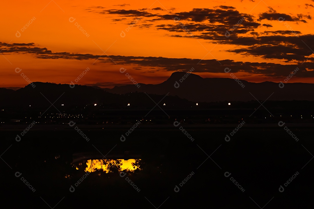 Belo pôr do sol em Vitória, visto do aeroporto de Vitória.