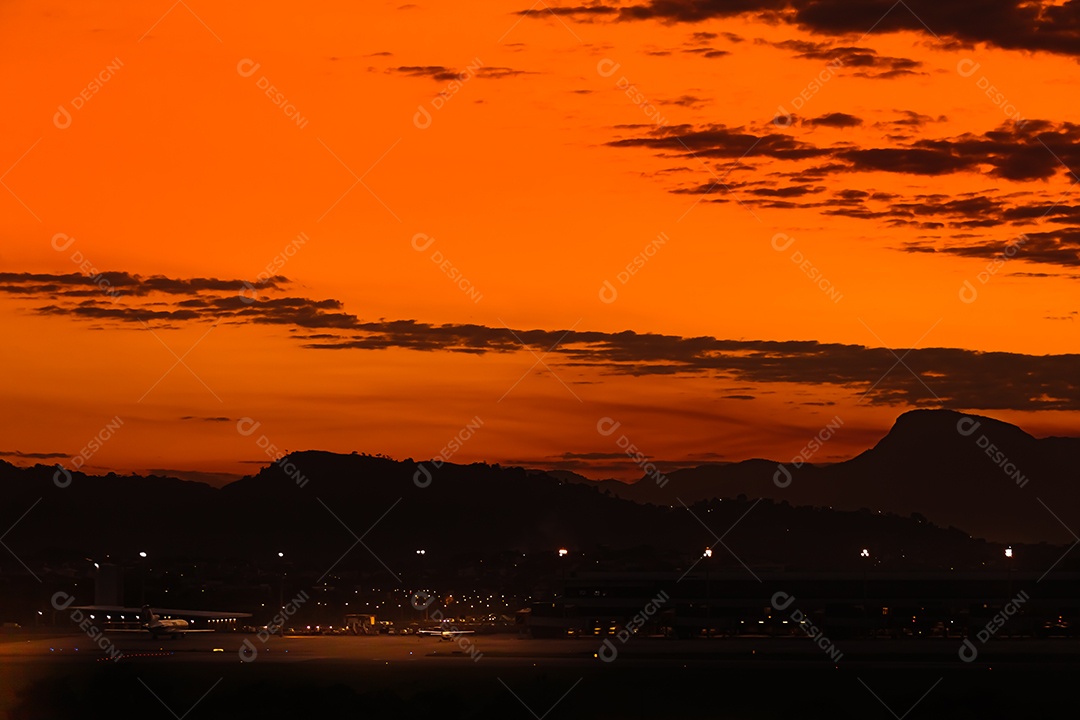 Belo pôr do sol em Vitória, visto do aeroporto de Vitória.