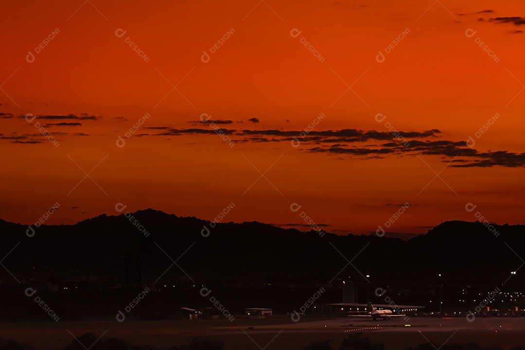 Belo pôr do sol em Vitória, visto do aeroporto de Vitória.
