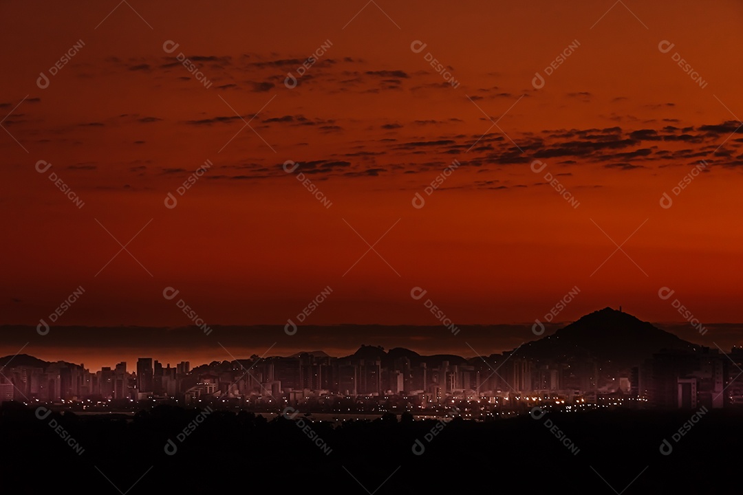 Belo pôr do sol em Vitória, visto do aeroporto de Vitória.
