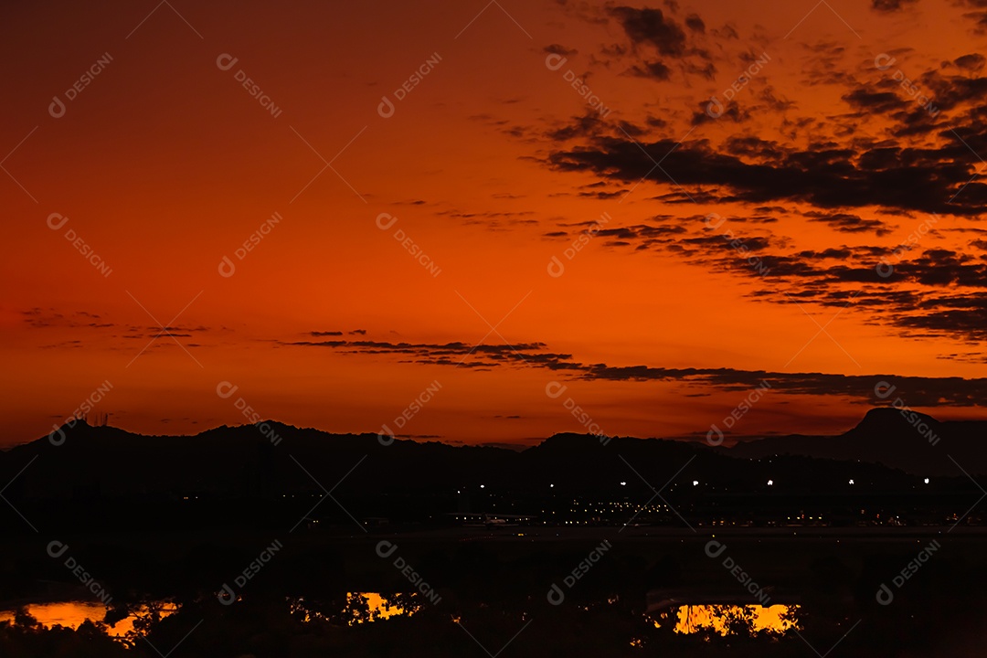 Belo pôr do sol em Vitória, visto do aeroporto de Vitória.