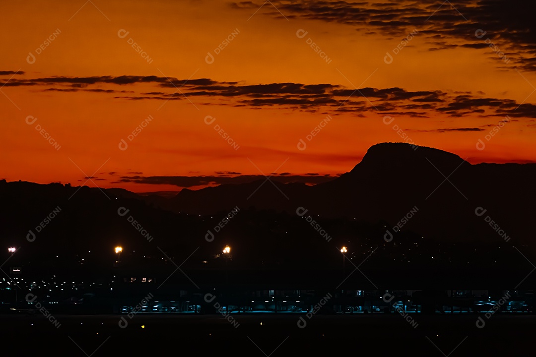 Belo pôr do sol em Vitória, visto do aeroporto de Vitória.