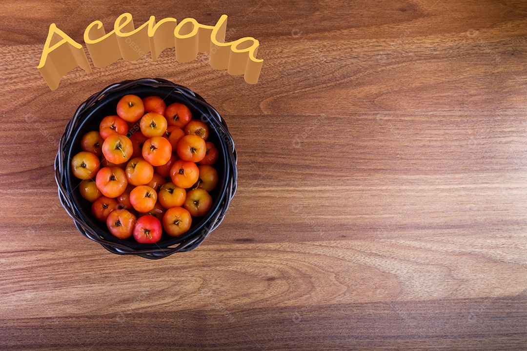 Pote preto com acerolas na mesa