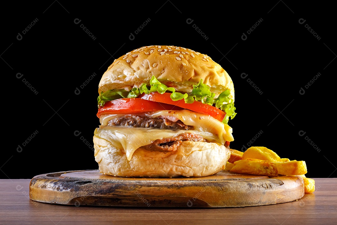 Delicioso hambúrguer com batatas fritas na mesa de madeira.