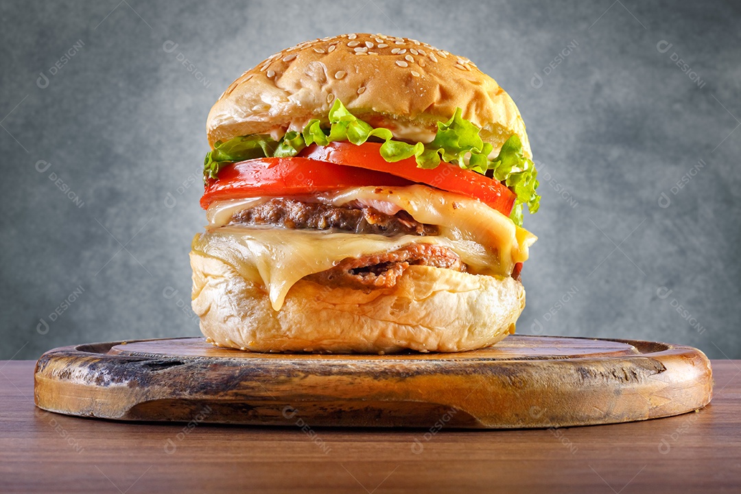 Delicioso hambúrguer com batatas fritas na mesa de madeira.