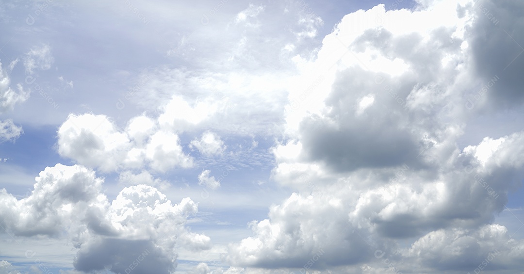 Céu nublado céu cinza dramático e nuvens escuras antes da chuva na estação chuvosa