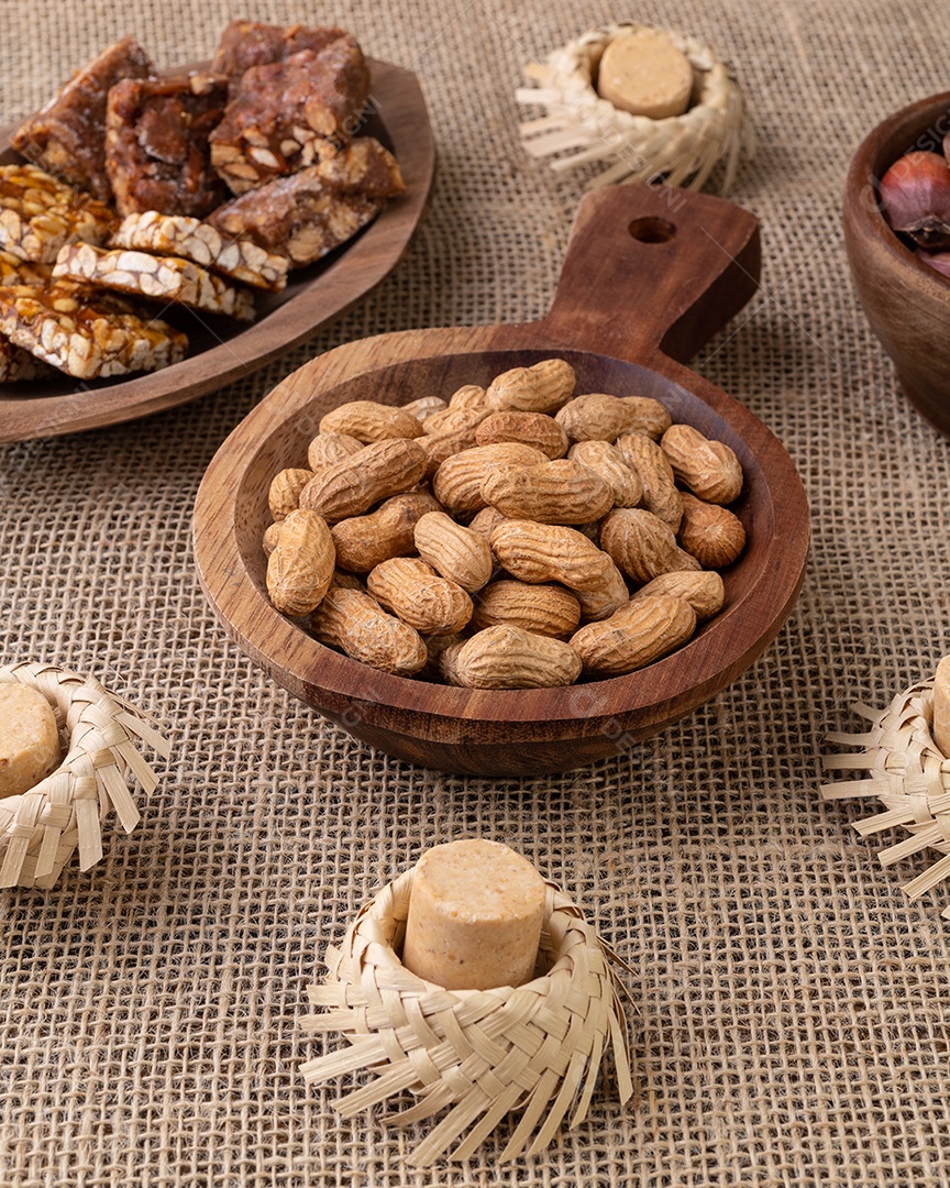 Comida típica da festa junina brasileira sobre tecido de juta. festa junina.