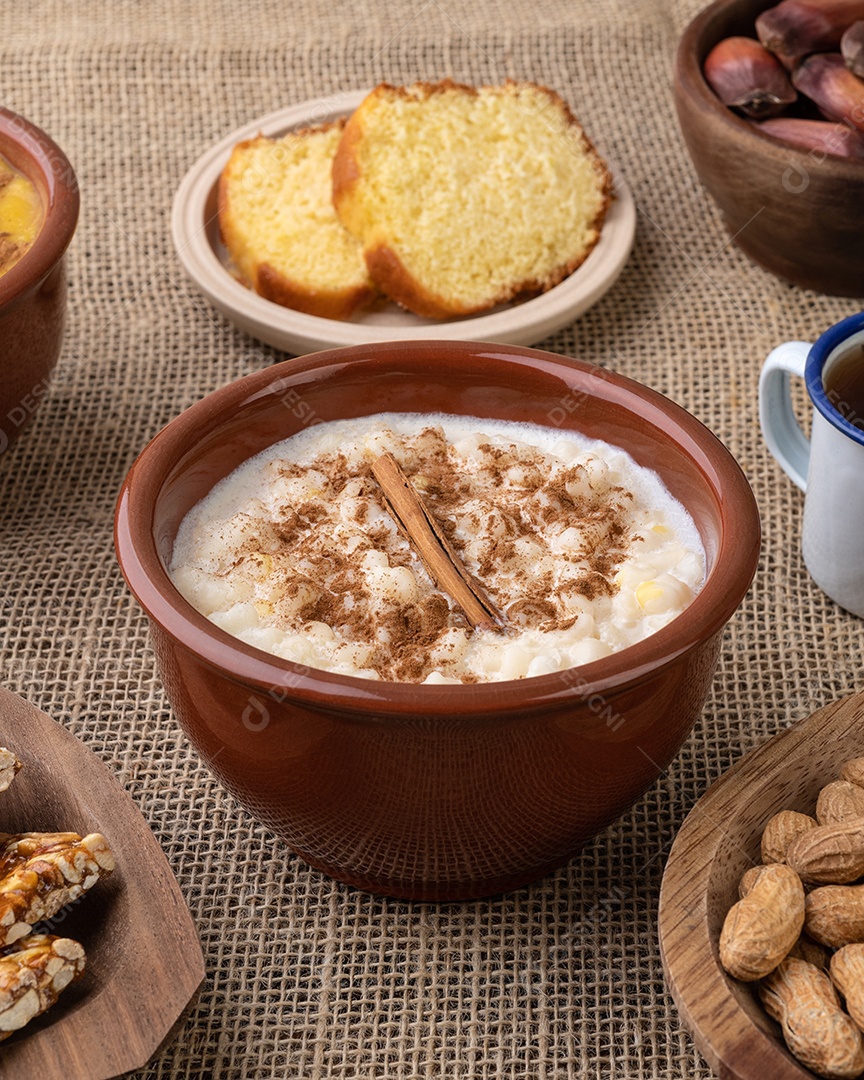 Comida típica da festa junina brasileira sobre tecido de juta. festa junina.