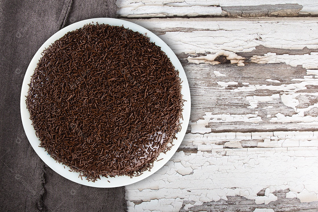 Bolo de chocolate e cobertura de brigadeiro.