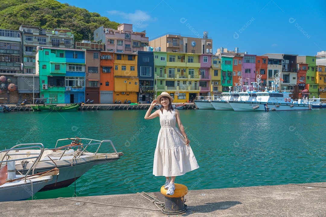 Mulher viajante visitando Taiwan, turista com passeios
