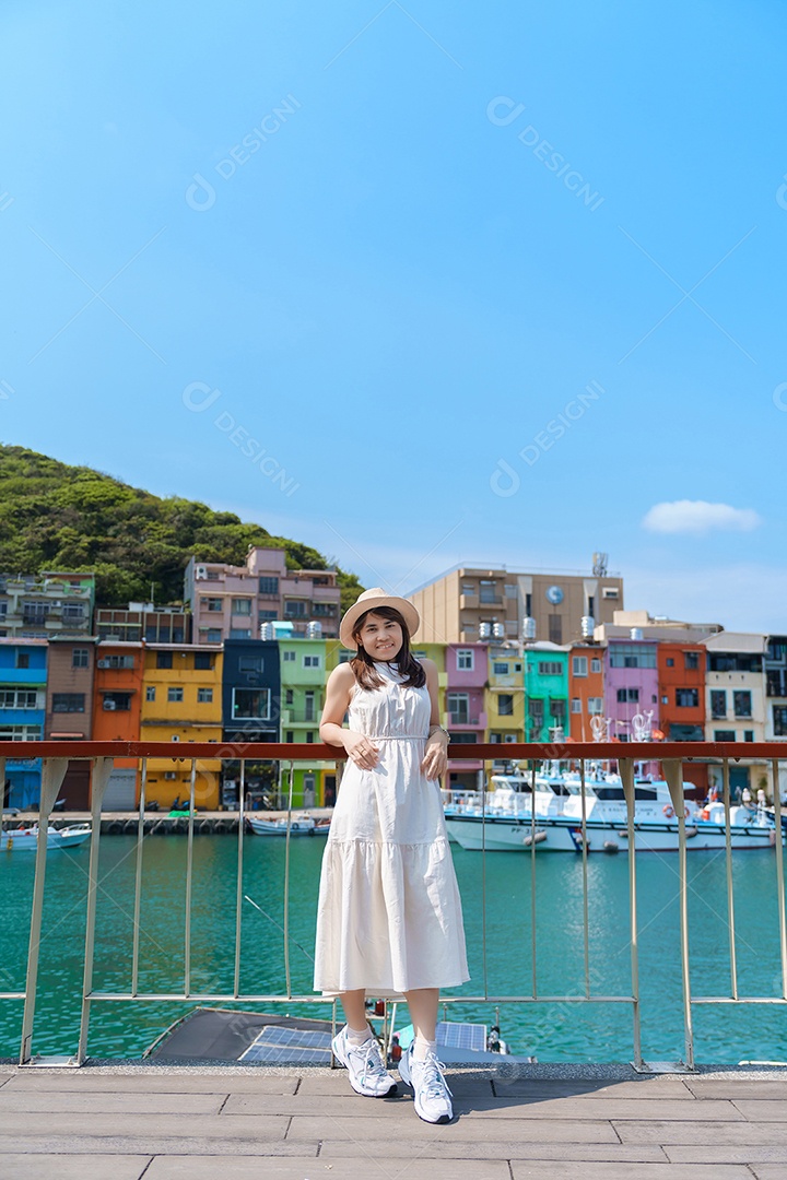 Mulher viajante visitando Taiwan, turista com passeios