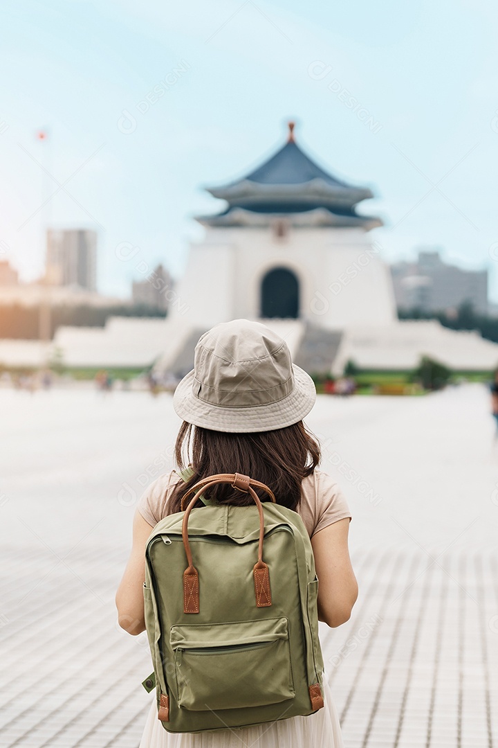 Mulher viajante visitando Taiwan, turista com passeios