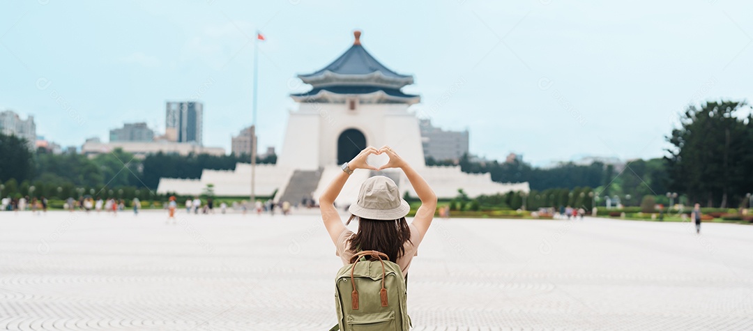 Mulher viajante visitando Taiwan, turista com passeios
