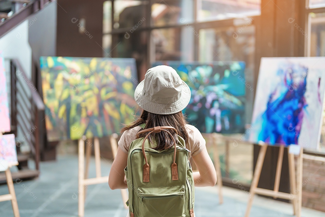 Exposição de galeria de olhar jovem turista feminino.