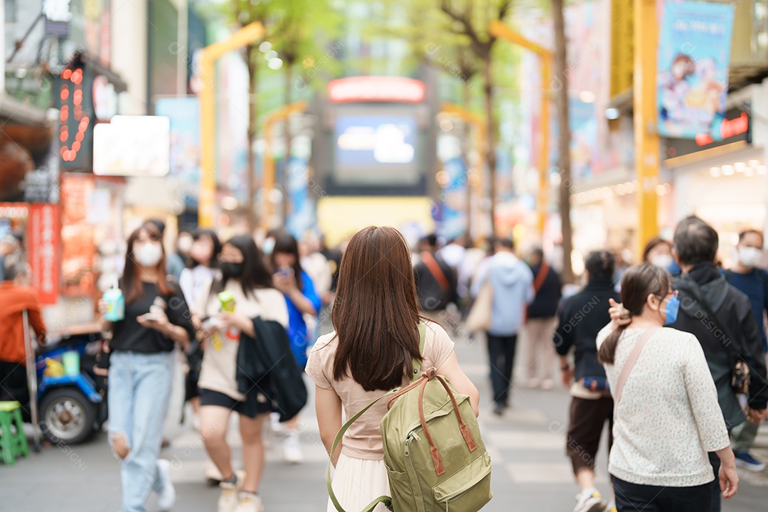 Mulher viajante visitando Taiwan, turista com passeios