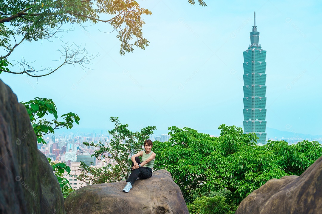 Mulher viajante visitando Taiwan, turista com passeios