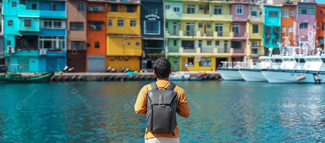 Viajante de homem visitando Taiwan, turista com mochila