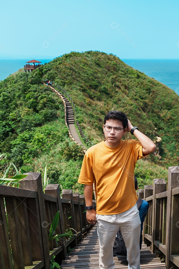 Homem viajante visitando Taiwan, turismo turístico em Keelung