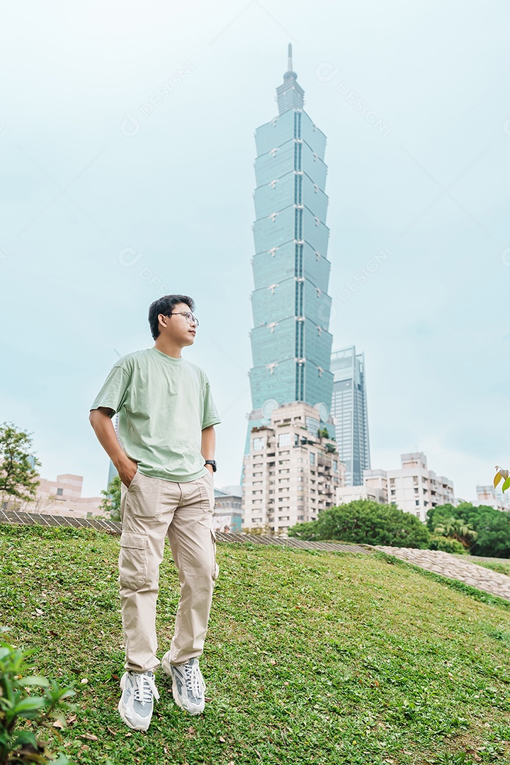 Homem viajante visitando Taiwan