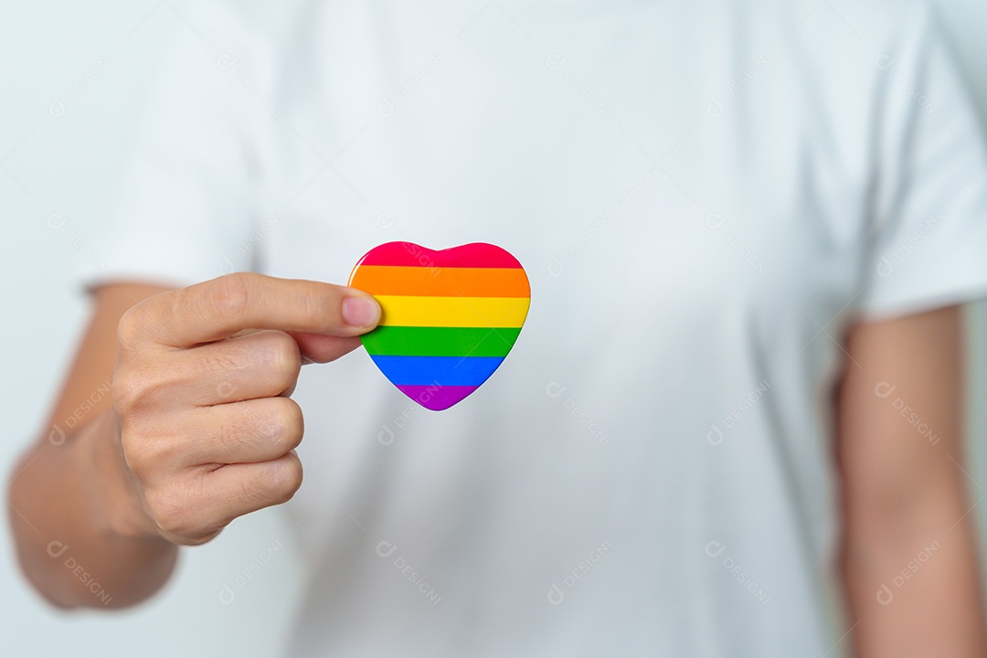 Conceito do mês do orgulho LGBT ou LGBTQ+ ou LGBTQIA+ com arco-íris