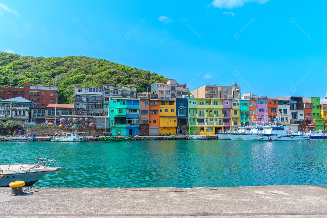 Paisagem e paisagem urbana do colorido porto de pesca de Zhengbin visitando Keelung.