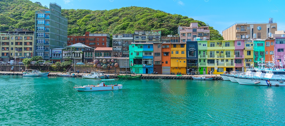 Paisagem e paisagem urbana do colorido porto de pesca de Zhengbin visitando Keelung.