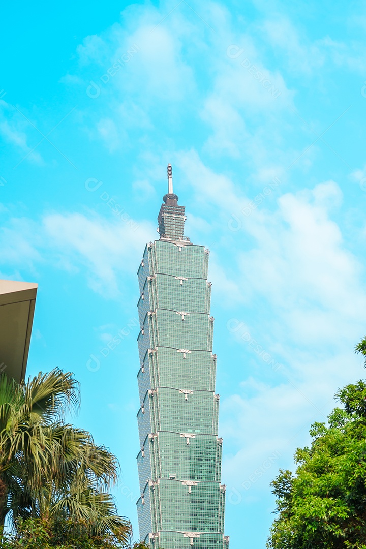 Bela torre de Taipei contra o céu azul, marco e popular para atrações turísticas.