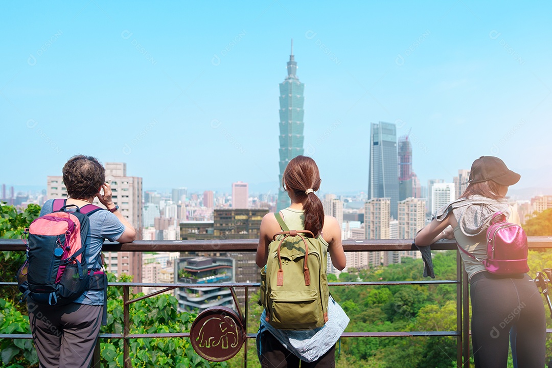 Viajante que visita Taiwan, turista que procura a cidade de Taipei durante passeios e caminhadas na Montanha Elefante