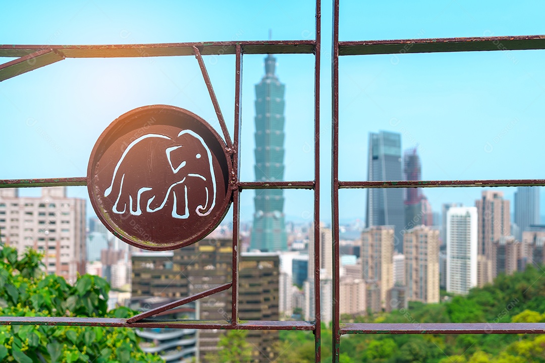 Cerca em forma de elefante com a cidade de Taipei de Elephant Mountain ou Xiangshan, marco e atrações populares.