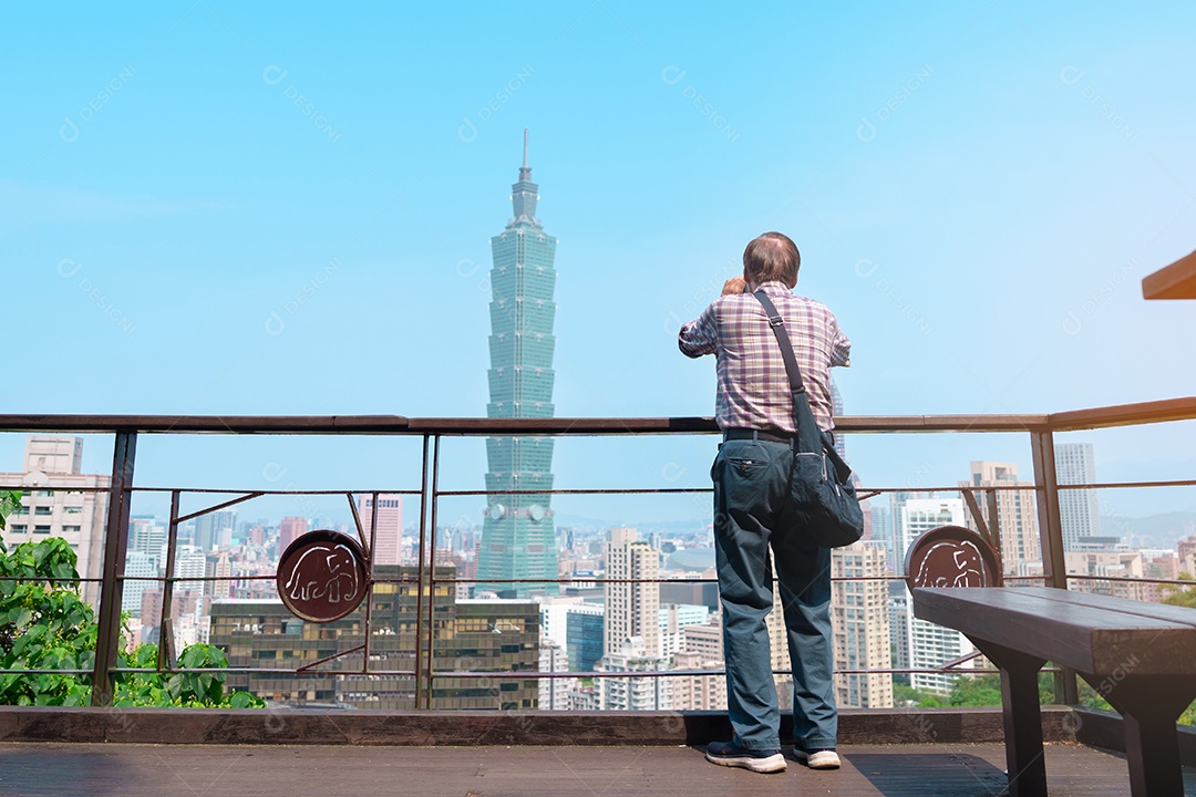 Viajante que visita Taiwan, turista que procura a cidade de Taipei durante passeios e caminhadas na Montanha Elefante ou Xiangshan, marco e atrações populares.