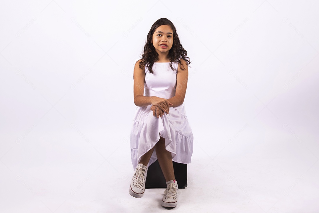 Linda garota jovem sorridente sobre fundo isolado branco