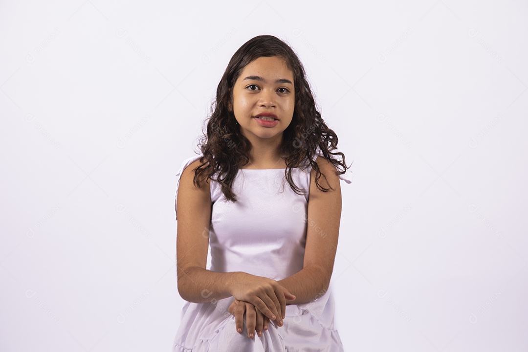 Linda garota jovem sorridente sobre fundo isolado branco