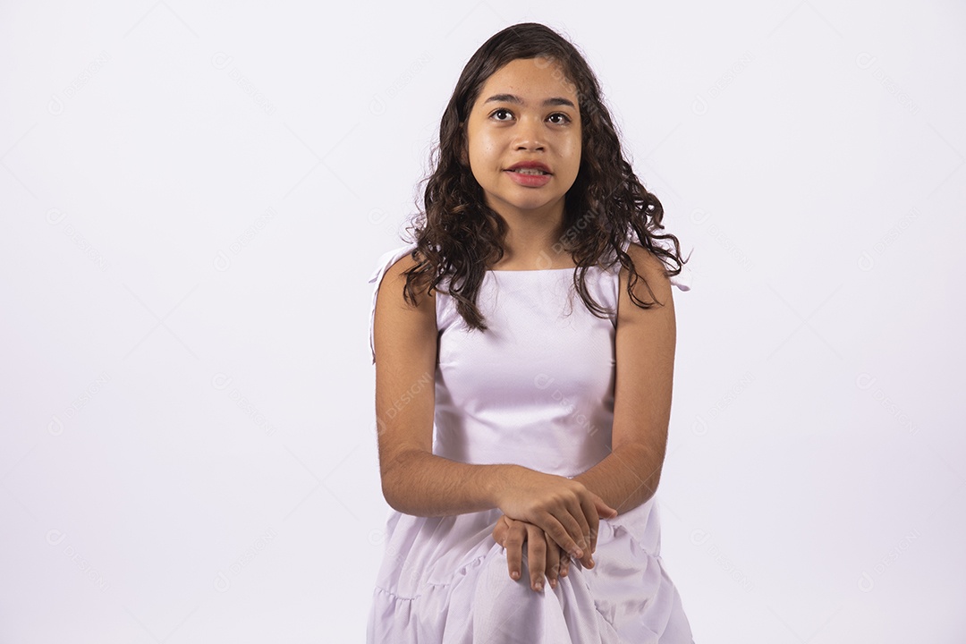 Linda garota jovem sorridente sobre fundo isolado branco