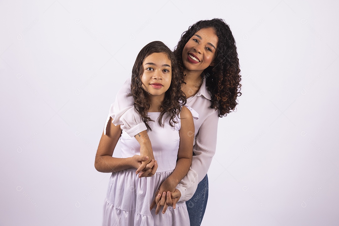 Linda mulher jovem mãe ao lado de sua filha sobre fundo isolado
